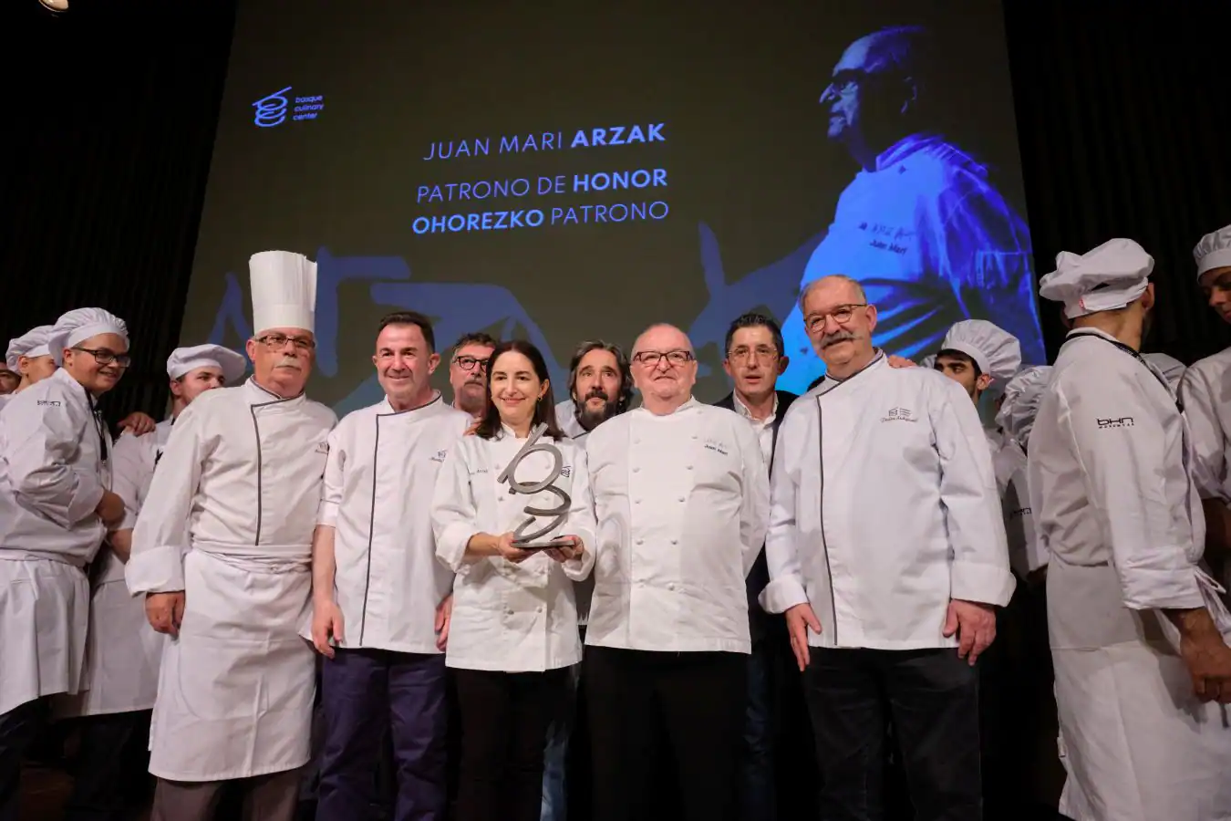 San Sebastián Gastronomika 2024, Cocina vasca, Legado de Luis Irizar, Discípulos de Irizar, Karlos Arguiñano, Tradición e innovación, Gastronomía española, Chefs vascos, Recetas emblemáticas vascas, Nueva Cocina Vasca, Ingredientes de temporada, Sociedades gastronómicas, Cocina de autor, Alta Cocina en Miniatura, Pintxos vascos, Maestros de la cocina, Cocina con amor, Gastronomía y cultura, Enseñanzas culinarias, Gastronomía sostenible, Fusión de sabores, eddy warman,