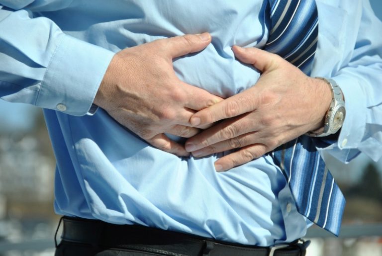 Dolor abdominal, Malestar en el abdomen, Causas de dolor debajo de las costillas, Síntomas de malestar abdominal, Órganos internos y malestar, Problemas gastrointestinales, Ataque cardíaco, Angina y dolor en el pecho, Pericarditis, Gases atrapados, Constipación, Reflujo gastroesofágico, Síndrome del intestino irritable, Enfermedad inflamatoria intestinal, Cálculos renales, Neumonía, Pleuresía, Pulmón colapsado, Costocondritis, Apendicitis, Consulta médica, Dolor abdominal severo, Síntomas mortales, Atención médica inmediata, Automedicación, Eddy Warman, Eddy Warman de Noche, Eddy Warman TV, Eddy Warman Noticias