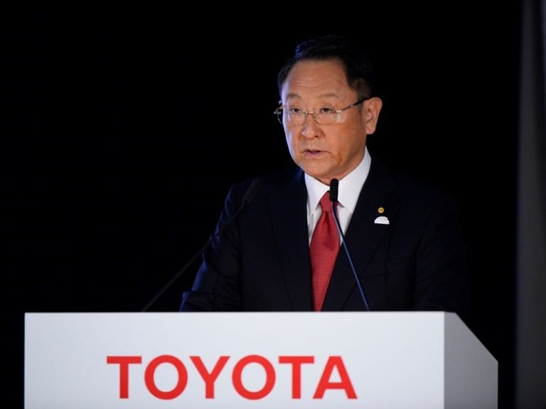 Fabricante de automóviles, Toyota, Daihatsu, Pruebas de seguridad, Producción detenida, Escándalo de seguridad, Impacto en México, Producción suspendida, Manipulación de pruebas, Investigación de seguridad, Problemas de certificación, Reputación de la empresa, Acciones de Toyota, Suspensión de entregas, Escándalo de vehículos adulterados, Toyota y Daihatsu, Impacto en mercados globales, Ensayos de emisiones, Reformas en certificaciones, Trampas en pruebas de calidad.