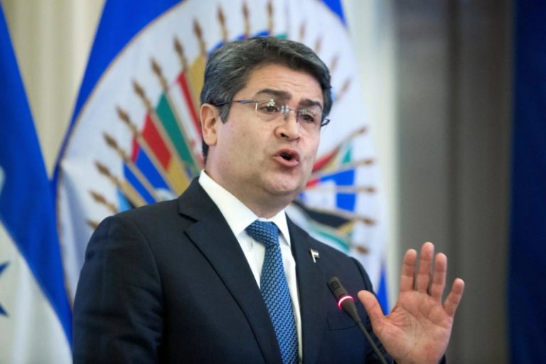 Alide Flores Urich Sass, especialista en asuntos internacionales, gestión de proyectos, consultoría, investigación, Juan Orlando Hernández, presidente de Honduras, dos mandatos consecutivos, delincuencia relacionada con las drogas, declarado culpable, importación de cocaína, Estados Unidos, dispositivos destructivos, ametralladoras, narcoestado, sobornos de narcotraficantes, extraditado a Nueva York, arrestado en 2022, fuerte aliado de EE.UU., asistencia antinarcóticos, lucha contra el narcotráfico, contrabando de cocaína, juicio, negación de cargos, manipulación de elecciones, vendetta, conspiración, hermano encarcelado, exjefe de Estado latino, apelación