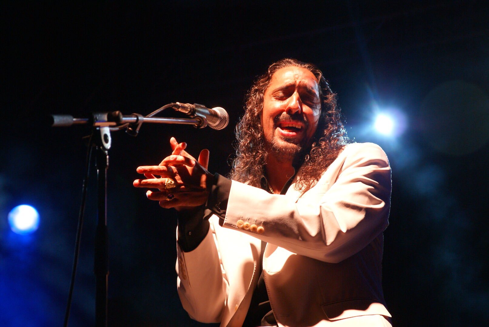 Diego El Cigala, flamenco, emociones profundas, fusión musical, belleza y melancolía, voz rica en matices, influencia internacional, legado flamenco, homenajes musicales, álbumes premiados, colaboración con Bebo Valdés, gira mundial, tango argentino, jazz y flamenco, creatividad artística, impacto global, conciertos memorables, mestizaje musical, discografía destacada, esencia del flamenco.