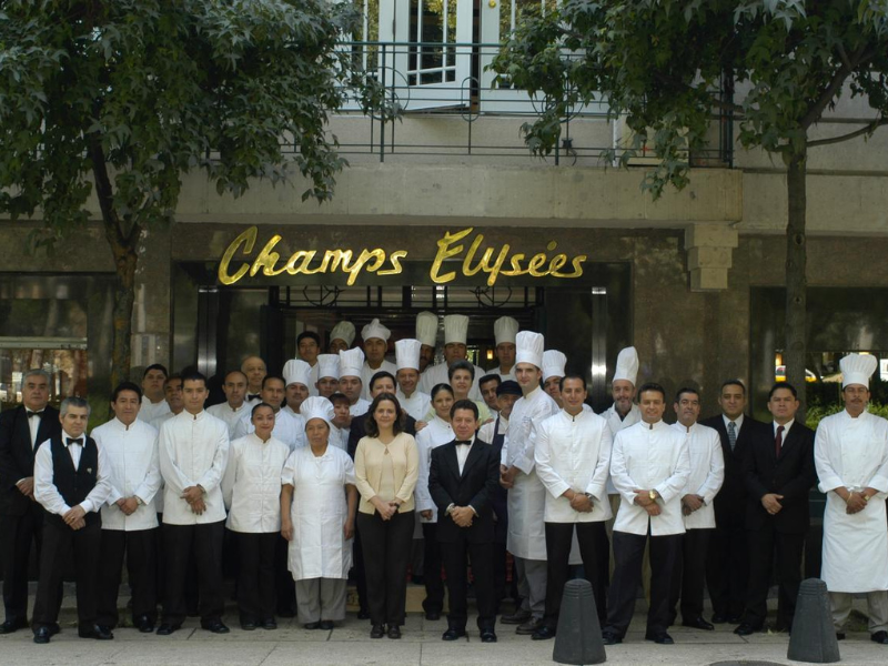 Champs Elysées, alta cocina francesa, restaurante icónico, gastronomía en Ciudad de México, elegancia y sofisticación, historia culinaria, François y Paquita Bouteille, confit de pato, chuleta de ternera Argenteuil, pechuga de pollo con trufas, corazón de bife, manta raya en mantequilla negra, caracoles en su concha, sopa de cebolla gratinada, políticos influyentes, figuras icónicas, Luis Donaldo Colosio, legado cultural, recuerdos nostálgicos, encuentro de mundos
