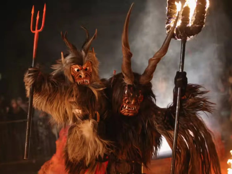 Krampus, folclore navideño, terror de Navidad, tradición alpina, leyendas oscuras, Navidad gótica, San Nicolás, el lado oscuro de Santa, Krampuslauf, demonios navideños, historia de Krampus, mitología de invierno, festivales europeos, Krampus en el cine, cultura pop y terror, pedagogía del miedo, tradiciones austríacas, equilibrio navideño, cuentos de fantasmas navideños, humor y leyendas