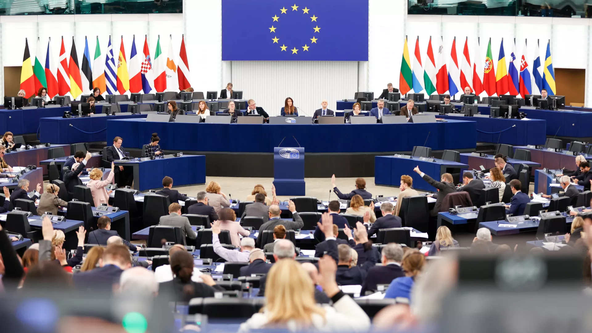 avance extrema derecha, elecciones Parlamento Europeo, Emmanuel Macron, elecciones anticipadas Francia, incertidumbre política Europa, mayoría partidos centro, liberales y socialistas, golpe líderes Francia y Alemania, políticas Unión Europea, Olaf Scholz, derrota socialdemócratas, Alternativa para Alemania, Giorgia Meloni, Hermanos de Italia, legislaciones seguridad, cambio climático, competencia industrial, partidos nacionalistas euroescépticos, división política, estabilidad Parlamento Europeo, derecha