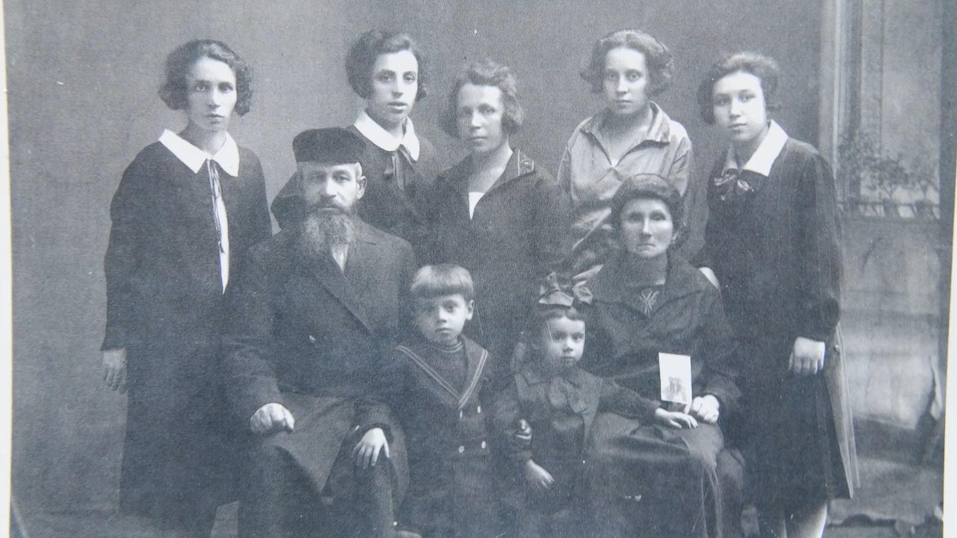 Historia de la familia Warman, Polonia, México, Relojería, Diásporas del siglo XX, Doctor Alberto Warman, Refugiados e Inmigrantes, Eddy Warman TV, Genocidio, Discriminación, Racismo, Desafíos, Esperanzas, Tradición familiar, Diáspora europea, Emigración, Oftalmólogo, Inmigrantes judíos, Exilio, Solidaridad