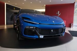 Ferrari, Purosangue, SUV, Cuatro puertas, Cuatro plazas, Rodrigo González, Director general, Ferrari México, Tecnología híbrida, Cavallino Rampante, Ferrari 2+2, Pininfarina, Ferrari FF, Motor V12, Velocidad máxima, Suspensión activa, Tracción integral, Manettino, Asistencia a la conducción, Frenos carbocerámicos, Alto rendimiento, Temperaturas extremadamente elevadas, Cerámica reforzada, Ligereza, Aerodinámico, Fibra de carbono, Futuro de Ferrari, Innovación, Industria automotriz.