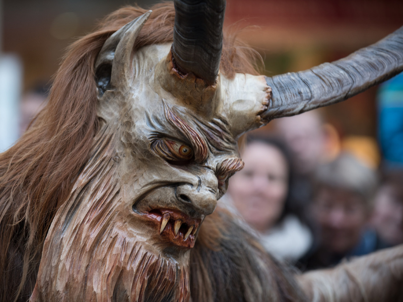 Krampus, folclore navideño, terror de Navidad, tradición alpina, leyendas oscuras, Navidad gótica, San Nicolás, el lado oscuro de Santa, Krampuslauf, demonios navideños, historia de Krampus, mitología de invierno, festivales europeos, Krampus en el cine, cultura pop y terror, pedagogía del miedo, tradiciones austríacas, equilibrio navideño, cuentos de fantasmas navideños, humor y leyendas