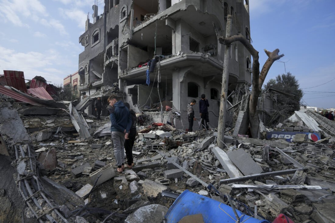zona de combate, ofensiva terrestre, Gaza, ejército israelí, comunidades palestinas, evacuación de residentes, anuncio militar, duración de la guerra, Hamás, ataque del 7 de octubre, agencia AP, combates urbanos, norte de Gaza, Khan Younis, palestinos refugiados, nueva fase de la guerra, situación humanitaria, gobernabilidad, seguridad en Gaza, Ron Dermer, Antony Blinken, Jake Sullivan, alto el fuego, Benjamin Netanyahu, bajas civiles, historia reciente, oficina de derechos humanos de la ONU, campos bombardeados, Nuseirat, Maghazi, Bureij, apagón de telecomunicaciones, Paltel, NetBlocks, conectividad de red en Gaza, soberanía, organizaciones terroristas vecinas, Hezbollah, frontera israelí-libanesa, milicias respaldadas por Irán, Iraq, Mar Rojo, crisis humanitaria, preocupación internacional, ejército israelí.