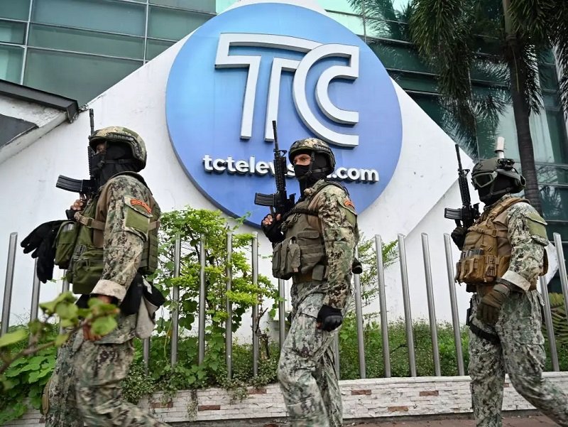 Ecuador en crisis, Conflicto interno en Ecuador, Violencia criminal en Ecuador, Bandas delictivas en Ecuador, Estado de excepción en Ecuador, Amenazas al presidente en Ecuador, Acciones terroristas en Ecuador, Fuerzas Armadas en Ecuador, Toma de canal de TV en Ecuador, Inseguridad en Ecuador, Helicópteros en Quito, Guerra urbana en Ecuador, Detenciones por violencia en Ecuador, Apoyo internacional a Ecuador, Derechos humanos en crisis en Ecuador, Ataques a periodistas en Ecuador, Crimen organizado en Ecuador, Impacto en la prensa ecuatoriana, Situación de emergencia en Ecuador, Crisis de seguridad en América Latina