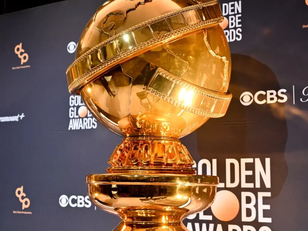 Globos de Oro 2024, Premios cinematográficos, Oppenheimer vs Barbie, Christopher Nolan, Cillian Murphy, Robert Downey Jr., Succession y The Bear, Jo Koy discurso polémico, Mejores películas de drama, Gala de premios en Los Ángeles, Estrellas del entretenimiento, Greta Gerwig y Barbie, Premios en diferentes categorías, Comentarios controversiales en la gala, Comparación entre películas nominadas, Opiniones sobre Oppenheimer, Reacciones del público en la ceremonia, Chistes en la entrega de premios, Polémica en los Globos de Oro, Reflexiones sobre las producciones cinematográficas.