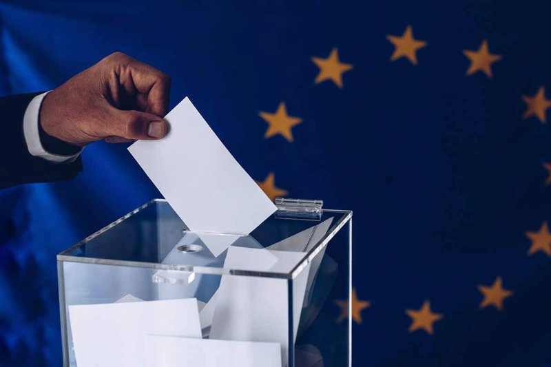 avance extrema derecha, elecciones Parlamento Europeo, Emmanuel Macron, elecciones anticipadas Francia, incertidumbre política Europa, mayoría partidos centro, liberales y socialistas, golpe líderes Francia y Alemania, políticas Unión Europea, Olaf Scholz, derrota socialdemócratas, Alternativa para Alemania, Giorgia Meloni, Hermanos de Italia, legislaciones seguridad, cambio climático, competencia industrial, partidos nacionalistas euroescépticos, división política, estabilidad Parlamento Europeo, derecha