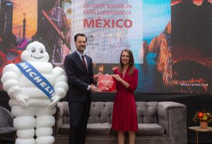 uía Michelín, México, expectativas, realidad, reseñas culinarias, inspectores independientes, Ciudad de México, Oaxaca, Los Cabos, Baja California, Nuevo León, evento, glamour, sofisticación, movilidad, rueda de prensa, terraza, Hotel Presidente, Sofitel San Reyes, Four Seasons, infraestructura, decoración, ambiente, estilo, instalaciones, servicio, menaje, equipo de trabajo, Día Internacional del Chef, Asociación Mundial Culinaria (WACS), Gwendal Poullennec, Director Internacional de la Guía Michelín, mensaje, cliente, viajeros, turistas, foddies, autenticidad, menú, calidad de los ingredientes, técnicas culinarias, armonía de sabores, personalidad del chef, cultura culinaria oaxaqueña, waffles de maíz azul, tamales fríos, enmoladas, costillitas, mole, maridaje, vinos extranjeros, Casa Madero, El Cielo, Monte Xanic, rueda de prensa, Daniela Mijares, Presidenta de Canirac, turistas, París, Nueva York, inseguridad, crisis económica, extranjeros, atractivo turístico, turistas americanos