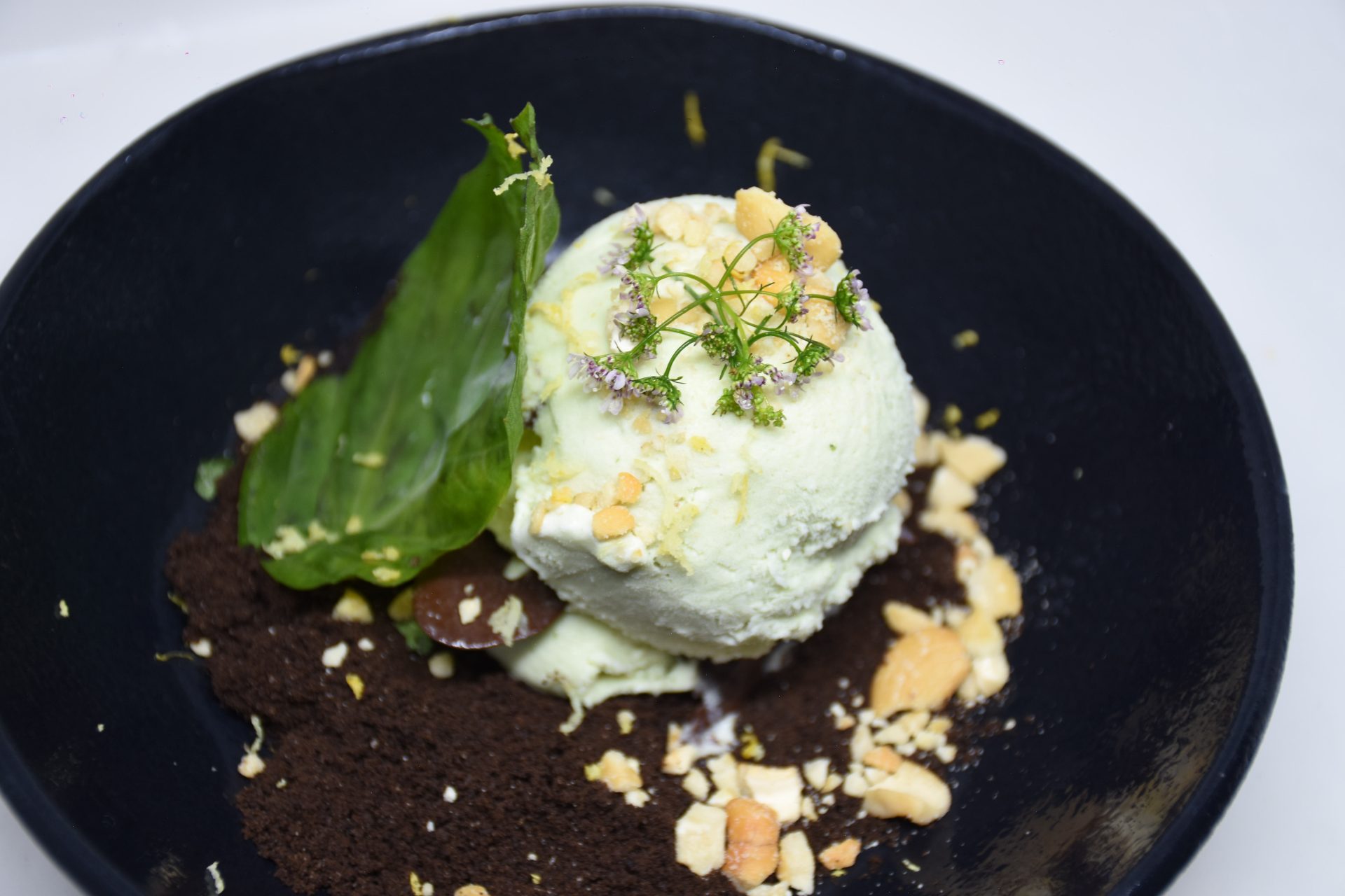 sabores del sudeste asiático, chef Josefina Santa Cruz, vivencia sensorial, maridajes vibrantes, Calle Colima 183, Roma Norte, tesoros culinarios, sabores de la India, cocina callejera, Hanoi y Bangkok, tradición e historia, Carpaccio de res, entradas sensoriales, rollitos vietnamitas, ambiente acogedor, oasis gastronómico, maridajes inolvidables, vinos Casa de Quesada, experiencia gastronómica, aromas frescos, platos fuertes