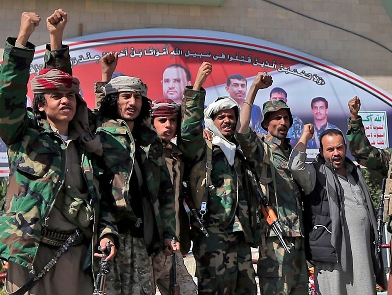 Crisis del Mar Rojo, hutíes, ataques aéreos, Estados Unidos, Reino Unido, Yemen, conflicto hutí, Ansarallah, Hussein al-Houthi, zaidismo, guerra civil yemení, Ali Abdullah Saleh, Abd-Rabbu Mansour Hadi, guerra en Yemen, Irán, respaldo a los hutíes, Eje de Resistencia, ataques a barcos en el Mar Rojo, importancia del Mar Rojo en el comercio mundial, economía mundial, impacto de los ataques hutíes.