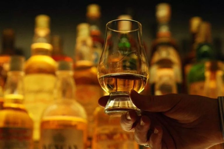 Whisky, Irlanda, Escocia, Tribu Picta, Historia Escocesa, Destilados Mexicanos, Pernod Ricard México, Bebidas Latinoamérica, Vodka, Gin, Pisco, Monasterio de Lothra, San Ruadán, Gaélico, Clanes Escoceses, MacBeatha, Robert I The Bruce, Destilación, John Cor, Rey James IV, Rey Jorge IV, Legalización, Scotch Whisky, Irish Whiskey, Tradición, Legado.