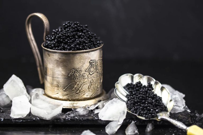 Caviar auténtico, experiencia gastronómica, sabores intensos, sostenibilidad ambiental, historia del caviar, criterios de calidad, variedades de caviar, lujo culinario, sofisticación gourmet, cultivo de esturiones, experiencia sensorial, sabores y texturas, importancia del eneldo, joya gastronómica, prácticas sustentables, proceso de maduración, selección de caviar, impacto ambiental, alternativas gourmet, símbolo de exquisitez