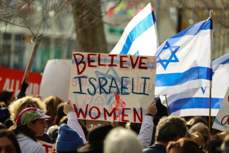 abusos, Hamás, mujeres israelíes, rehenes, cautiverio, violencia, derechos humanos, conflicto, terrorismo, testimonios, denuncia, crímenes de guerra, situación de rehenes, violación, maltrato, imágenes impactantes, noticias, informe, abusos contra mujeres, violencia en el conflicto, Eddy Warman, Eddy Warman TV, Eddy Warman de Noche,