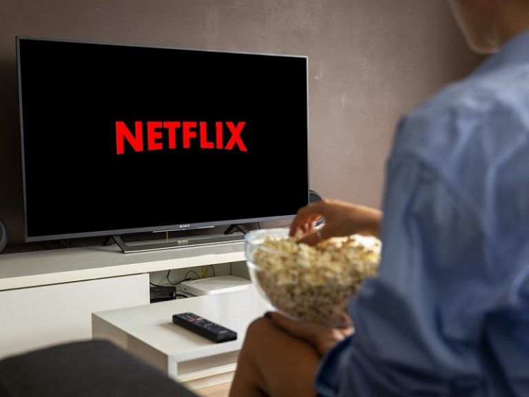 Netflix, visualización, cifras, audiencia, hábitos de visualización, primer semestre 2023, The Night Agent, Wednesday, Queen Charlotte, éxitos más vistos, streamer, programas populares, industria televisiva, información de visualización, datos de audiencia, creadores, intereses, métricas de visualización, horas vistas, informe semestral, datos de series y películas, catálogo de Netflix, lanzamientos, audiencias globales, listas semanales, películas en Netflix, clasificaciones, desventajas, duración de películas vs. series, ranking, Jennifer López, La Madre, clasificación en horas, Luther: The Fallen Sun, Idris Elba, visualización por horas, estimaciones de audiencia, hogares, reproducciones, tasas de finalización, público, desglose de audiencia, series de televisión populares, películas atractivas, análisis de audiencia, visualización en Netflix, historial de reproducción, preferencias de audiencia, complejidades de estimación de audiencia, métricas de visualización.
