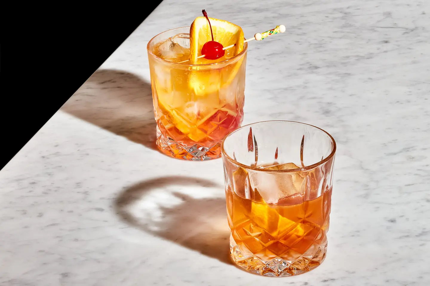 disfrutar whisky, mitos sobre el whisky, whisky en Latinoamérica, agregar hielo al whisky, agregar agua al whisky, cata de whisky, whisky en las rocas, whisky con soda, whisky con ginger ale, whisky frío, shot de whisky, cóctel Manhattan, cóctel Rob Roy, cóctel Old Fashioned, cóctel Rusty Nail, whisky y compañía, preparación del whisky, consumo de whisky, whisky en reuniones, formas de tomar whisky