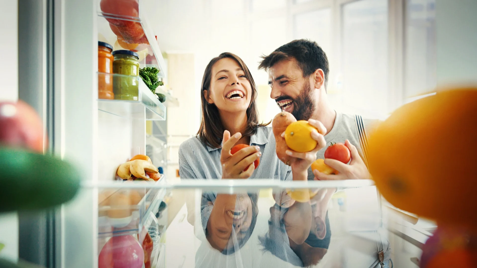 estado civil, Leche, Cereal de chocolate, Plátanos, Tortillas, Queso Oaxaca, Jamón, Queso crema, Galletas saladas, Salchichas, Salsa Maggi, Manzanas verdes, Jugo de frutas, Snacks dulces, Galletas de chocolate, Pan dulce, Vino, Cerveza, Frutas frescas, Huevos, Especias,