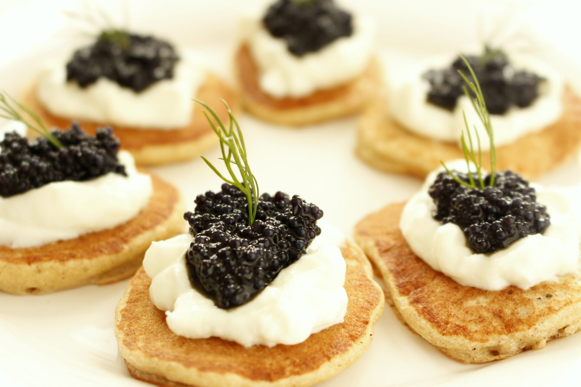 Caviar auténtico, experiencia gastronómica, sabores intensos, sostenibilidad ambiental, historia del caviar, criterios de calidad, variedades de caviar, lujo culinario, sofisticación gourmet, cultivo de esturiones, experiencia sensorial, sabores y texturas, importancia del eneldo, joya gastronómica, prácticas sustentables, proceso de maduración, selección de caviar, impacto ambiental, alternativas gourmet, símbolo de exquisitez