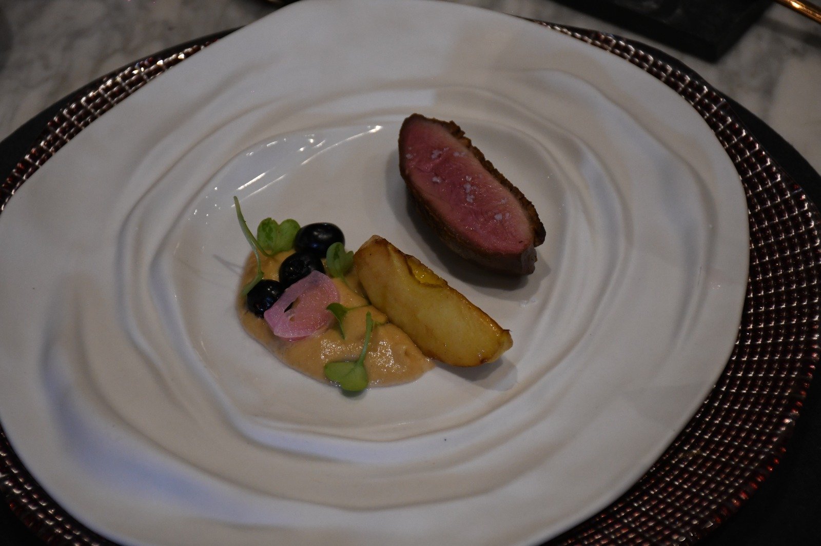 alta cocina, gastronomía francesa, gastronomía mexicana, experiencia epicúrea, multisensorial, La Table Krug, hotel St. Regis, Ciudad de México, cocina de lujo, Moët Hennessy México, Maison Krug, champán, menú maridaje, ingredientes sorprendentes, maridaje de vinos, postre de pepino, cocina innovadora, haute cuisine, experiencia gastronómica, mesa exclusiva, sorpresa culinaria