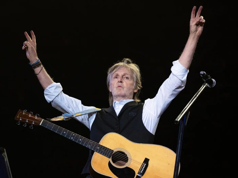 Paul McCartney, Los Beatles, Wings, música popular, legado musical, compositor, rock and roll, Sir Paul McCartney, Liverpool, historia de la música, activismo, derechos de los animales, vegetarianismo, PETA, Greenpeace, tributo a Linda McCartney, "Yesterday", "Blackbird Singing", influencia musical, álbumes clásicos, "Band on the Run", innovación musical, "Egypt Station"