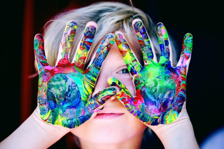 hijos únicos, estereotipos, sociedad, psicología, familia, personalidad, habilidades sociales, crianza, percepciones, creencias, prejuicios, estigma, mitos, investigación, desarrollo, salud, contexto, decisiones, inteligencia intuitiva, apoyo emocional, recursos emocionales.