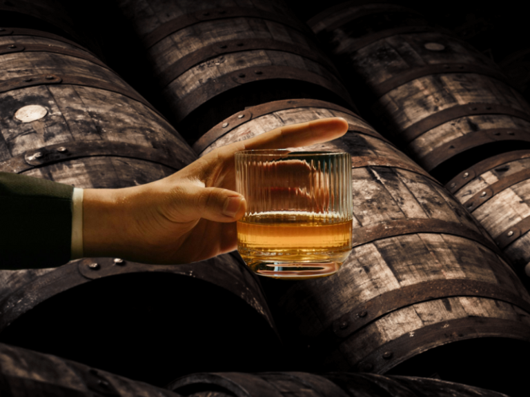 whisky añejado, edad en la etiqueta, barricas de roble, Chivas Regal, Scotch Whisky Association, porción de los ángeles, whisky premium, tradición escocesa, master blender, calidad certificada, whisky sin edad, mezcla perfecta, evaporación del whisky, whisky 18 años, whisky 25 años, whisky 12 años, maduración en barricas, whisky joven, whisky añejo, whisky super premium