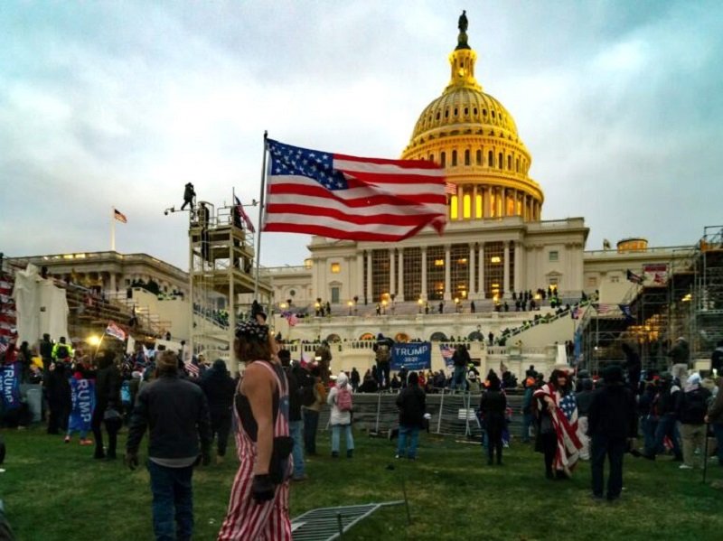 Trump 2024, Elecciones primarias republicanas, Fallo histórico Colorado, Corte Suprema Estados Unidos, Insurrección 14ª Enmienda, Conducta 6 de enero, Prohibición insurreccional, Decisión judicial Trump, Política y derecho, Campaña electoral, Apelación judicial, Implicaciones legales, Caso Corte Suprema, Derechos constitucionales, Violencia política, Discurso incitación, Decisión legal Trump, Presidente Joe Biden, Supremacía conservadora, Análisis derecho electoral