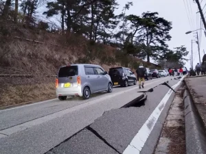 Terremoto en Japón, Desastre natural, Evacuación por tsunami, Alerta sísmica, Catástrofe en Japón, Rescate de víctimas, Emergencia por terremoto, Magnitud 7.6, Impacto del desastre, Crisis humanitaria, Peligro nuclear, Situación crítica en Japón, Seguridad pública, Ayuda humanitaria, Riesgo de tsunami, Daños en la infraestructura, Apoyo en operaciones de rescate, Reconstrucción tras el desastre, Emergencia climática, Impacto social en Japón