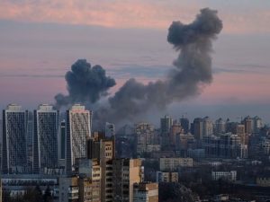 Rusia, Ataque aéreo, Ucrania, Conflictos bélicos, Bombardeo, Civiles, Ataque con misiles, Daños en Ucrania, Impacto civil, Fuerza aérea, Escalada del conflicto, Repercusiones internacionales, Apoyo a Ucrania, Putin, Impacto humanitario, Crisis en Europa, Violencia en Ucrania, Consecuencias del bombardeo, Solidaridad internacional, Situación de emergencia.