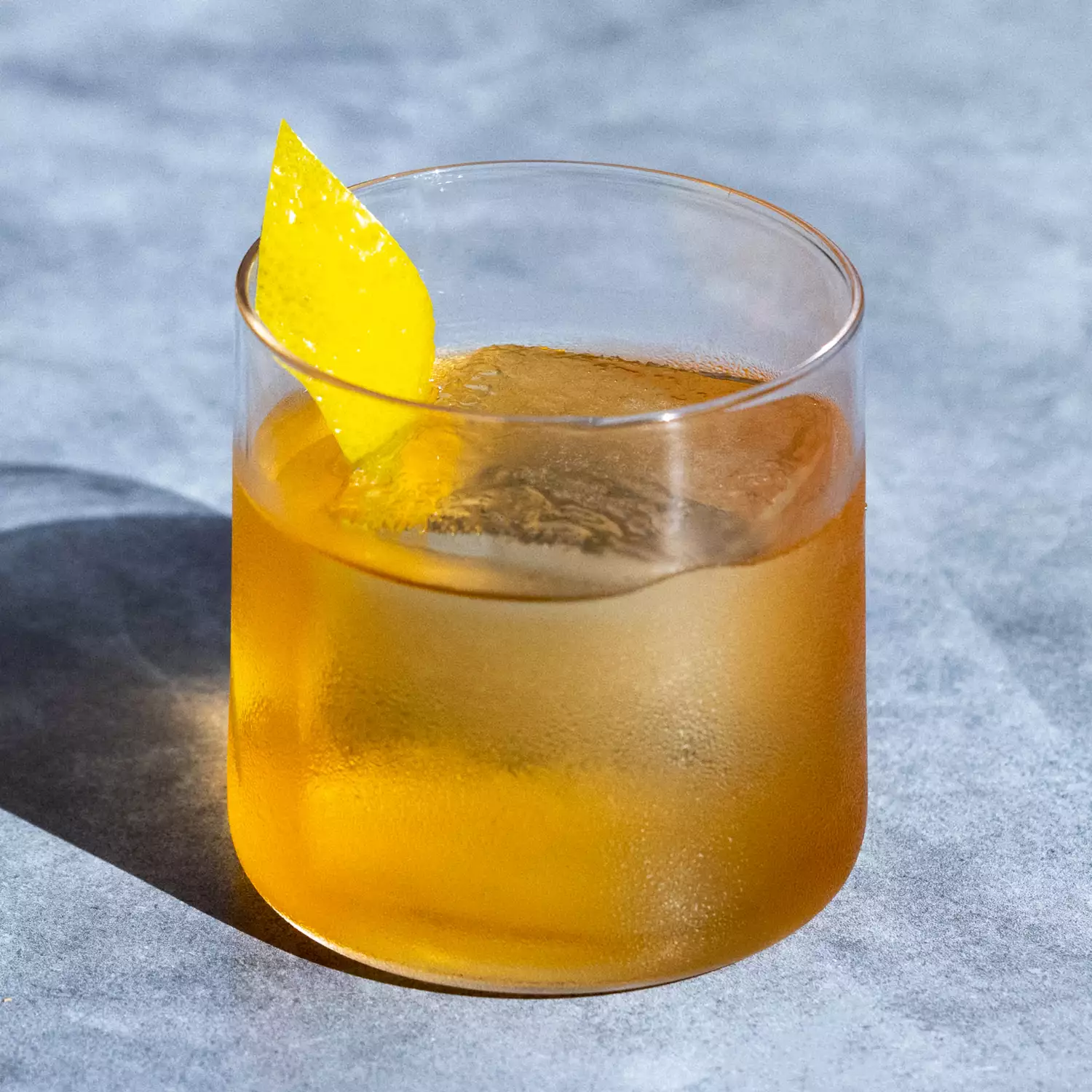 disfrutar whisky, mitos sobre el whisky, whisky en Latinoamérica, agregar hielo al whisky, agregar agua al whisky, cata de whisky, whisky en las rocas, whisky con soda, whisky con ginger ale, whisky frío, shot de whisky, cóctel Manhattan, cóctel Rob Roy, cóctel Old Fashioned, cóctel Rusty Nail, whisky y compañía, preparación del whisky, consumo de whisky, whisky en reuniones, formas de tomar whisky