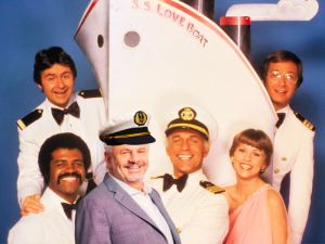 cruceros, viajes en barco, turismo de lujo, turismo masivo, experiencias de viaje, mega cruceros, vacaciones decepcionantes, El Crucero del Amor, The Love Boat, entretenimiento a bordo, excursiones turísticas, gastronomía en cruceros, filas interminables, vida a bordo, Royal Caribbean, MSC Crociere, Carnival Cruise, turismo y comodidad, experiencias de lujo, shows en cruceros