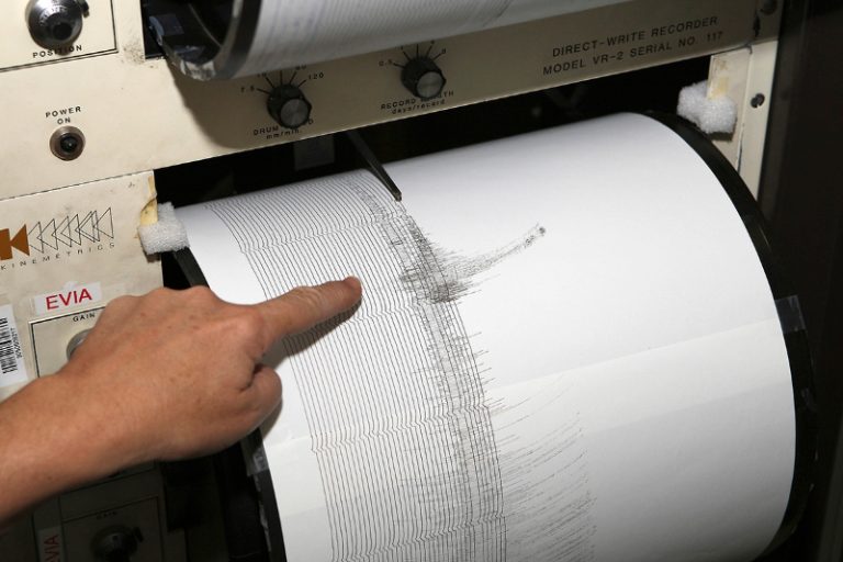 Fallas Geológicas, Microsismos, Ciudad de México, Inestabilidad Terreno, Chilangos Preocupados, Epicentro en la Ciudad, Geografía Montañosa, Lagos Secos, Errores Geográficos, Reacomodo Continuo, Expertos Contradictorios, Causas de Microsismos, Tensión en Fallas, Deslizamiento Superficial, Fallas en Copilco, Mixhuca, Santa Catarina, Barranca del Muerto, Geología y Ríos, Geólogo Alejandro S. Méndez, Sierra de las Cruces, Valle de México, Tendencia en Alcaldías, Impacto en Álvaro Obregón, Benito Juárez, Miguel Hidalgo, Magnitud de Sismos, Registros Históricos, Mayor Magnitud 3.6, Prevención ante Sismos, Mantener la Calma, Vulnerabilidad Sísmica, Información y Organismos, SSN, Cenapred, Evitar Propagación de Rumores