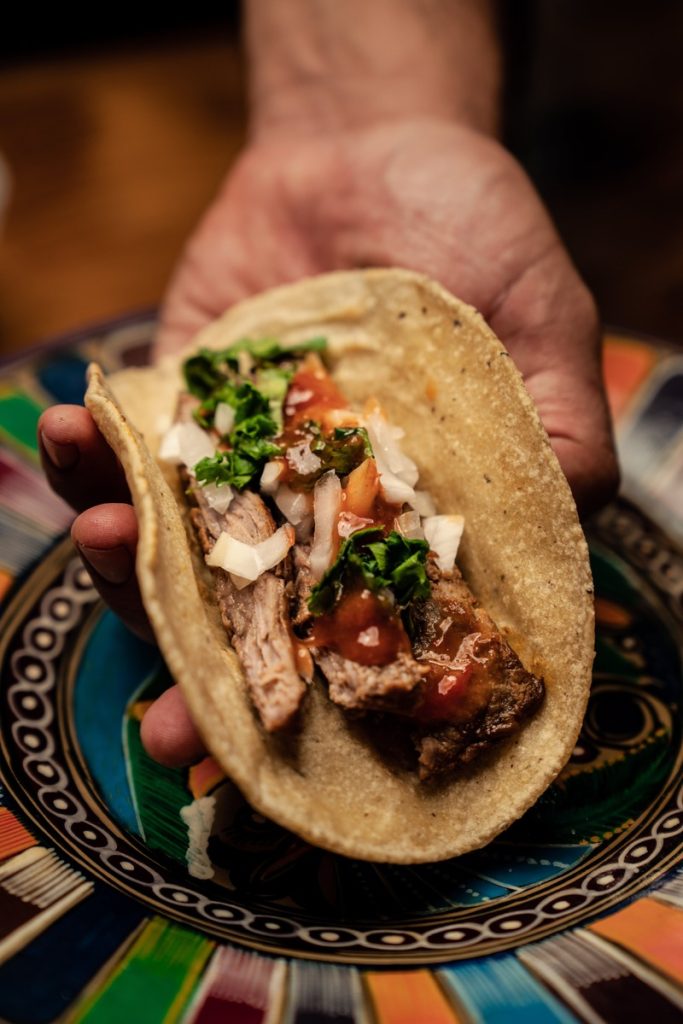 ComerConLasManos, NuevoProtocoloMesa, PlacerCulinaro, ExperienciaSensorial, TradiciónGastronómica, RebeliónMesa, TáctilDelicia, InstintoPrimitivo, AutenticidadCulinaria, ExperienciaTáctil, PlacerGastronómico, NormasDesafiadas, CompartirConManos, RitualCompartido, UniónFamiliar, ExperienciaIntensa, SaborDirecto, ConexiónCultural, VersatilidadCulinaria, PlacerAuténtico, eddy warman, eddy warman tv, eddy warman de noche, eddy warman noticias, 
