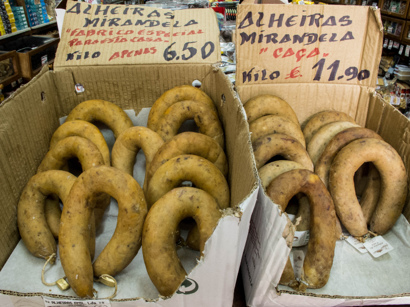 piri piri, chile portugués, cocina portuguesa, gastronomía africana, mestizaje culinario, alheira de Mirandela, embutido portugués, Nando’s, salsa picante, tradición culinaria, chile Capsicum frutescens, especias coloniales, comida tradicional, influencia africana, caldeirada, camarones al piri piri, pollo al churrasco, recetas portuguesas, globalización gastronómica, sabores del mundo