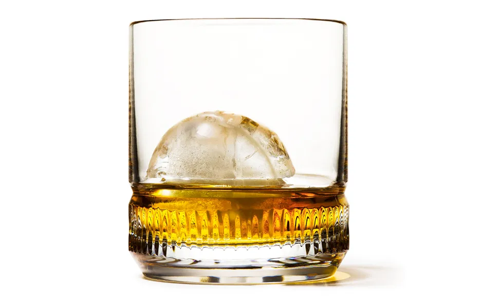 disfrutar whisky, mitos sobre el whisky, whisky en Latinoamérica, agregar hielo al whisky, agregar agua al whisky, cata de whisky, whisky en las rocas, whisky con soda, whisky con ginger ale, whisky frío, shot de whisky, cóctel Manhattan, cóctel Rob Roy, cóctel Old Fashioned, cóctel Rusty Nail, whisky y compañía, preparación del whisky, consumo de whisky, whisky en reuniones, formas de tomar whisky