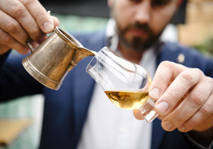 disfrutar whisky, mitos sobre el whisky, whisky en Latinoamérica, agregar hielo al whisky, agregar agua al whisky, cata de whisky, whisky en las rocas, whisky con soda, whisky con ginger ale, whisky frío, shot de whisky, cóctel Manhattan, cóctel Rob Roy, cóctel Old Fashioned, cóctel Rusty Nail, whisky y compañía, preparación del whisky, consumo de whisky, whisky en reuniones, formas de tomar whisky.